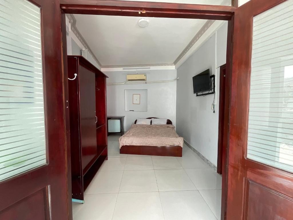 Queen Bed Big Window Mountain Sunset view 1mins to beach