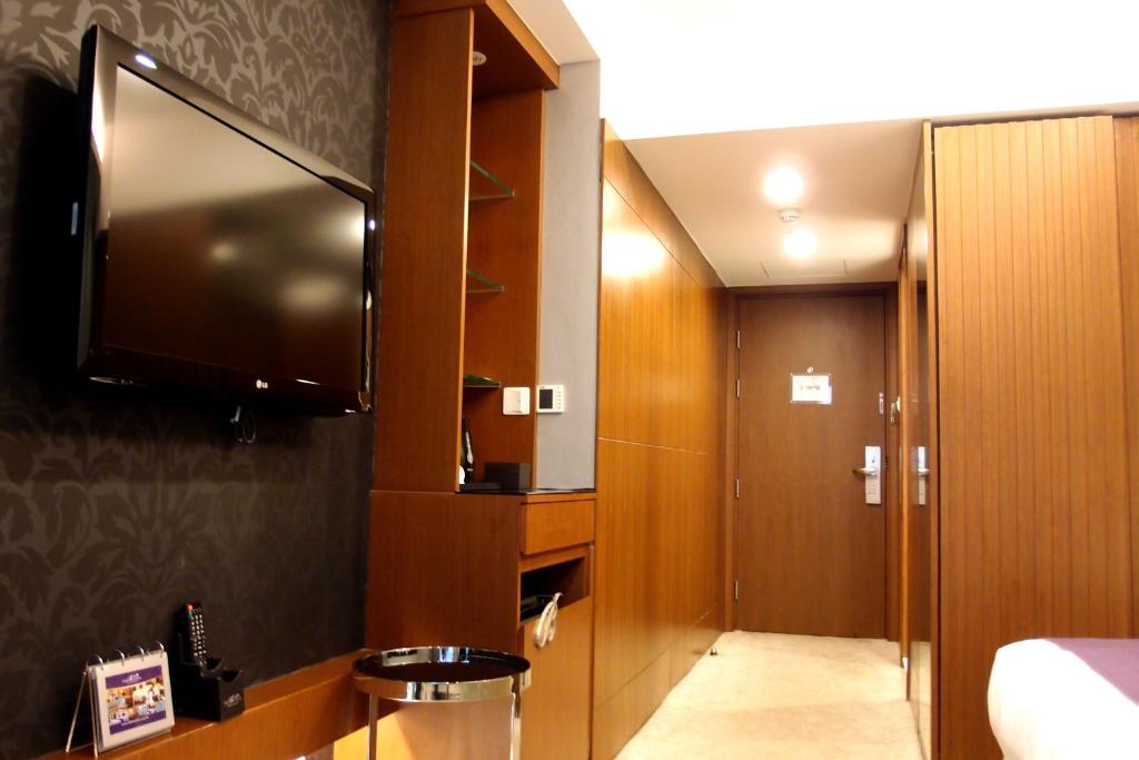 Двухместный (Улучшенный двухместный номер с 1 кроватью), The Bauhinia Hotel - Central
