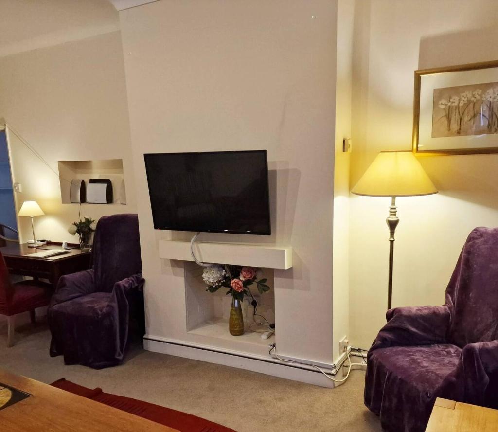 Tradesmen Inn 3-BR 6-beds & Gated Parking - Tap to explore photos