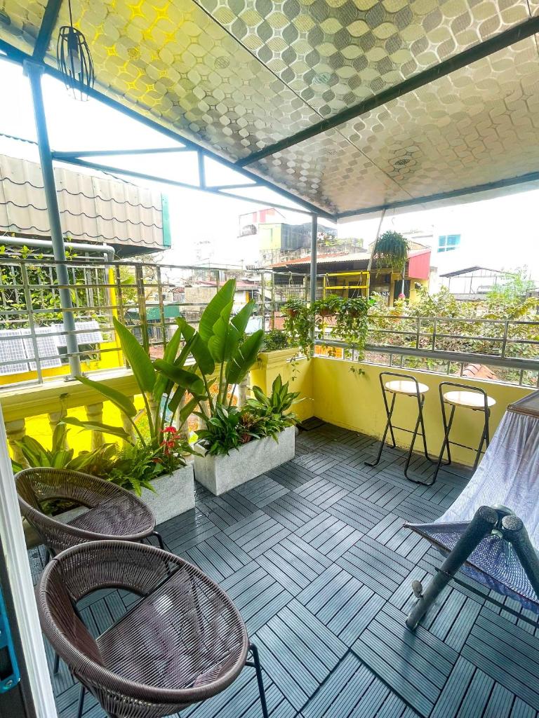 Garden Balcony Room In Old Quarter Netflix Free Washer Dryer