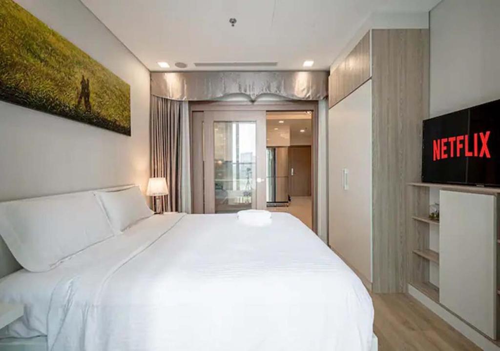 Landmark 81 and Vinhomes Riverside Residence