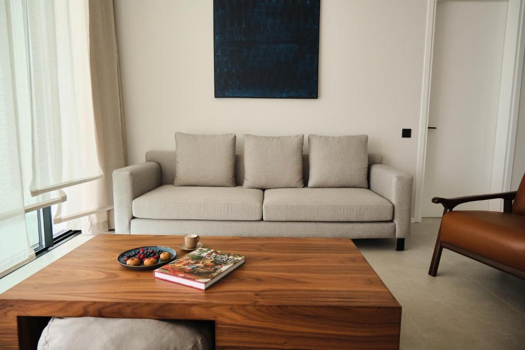 Ashta Suites / Zen Suite - Tap to explore photos