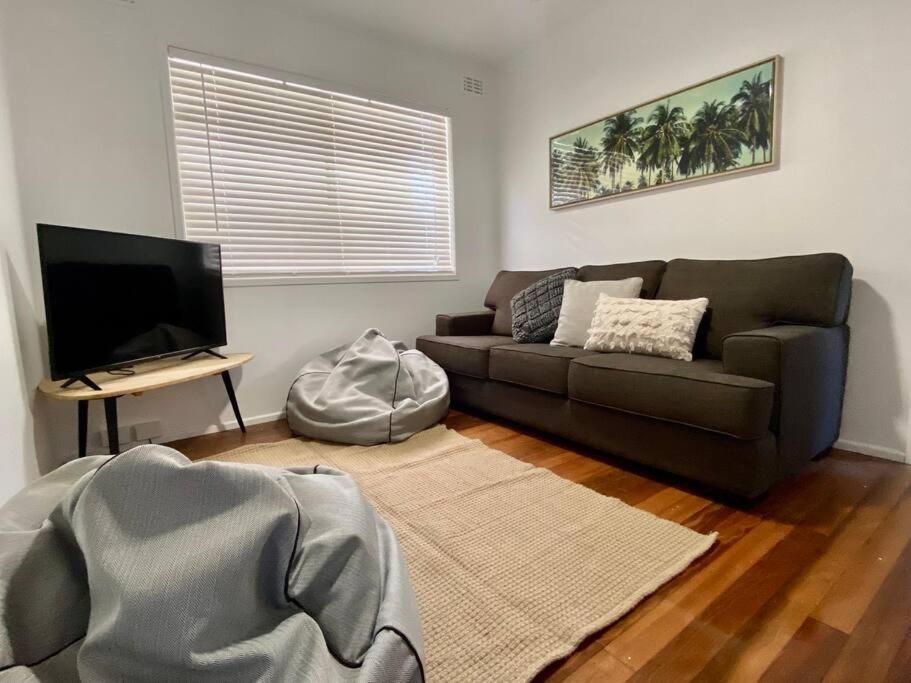 Bare foot & Beachy on Binya! Pet friendly house - Tap to explore photos