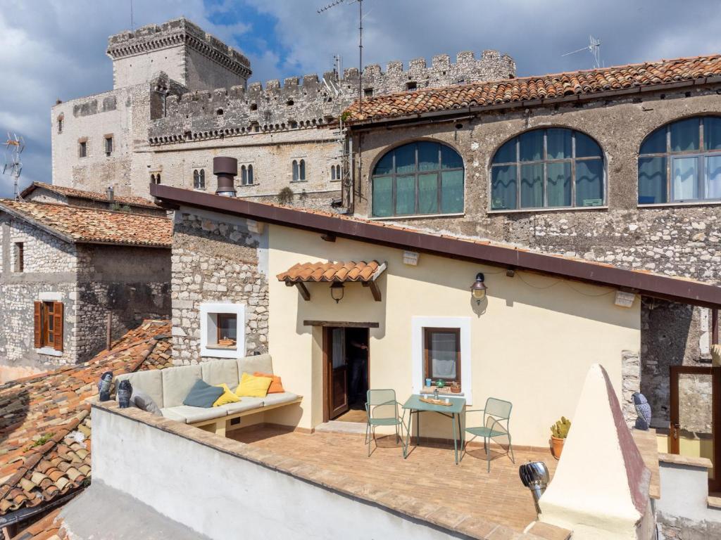 Aurora Medieval House, Latina