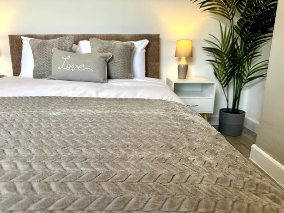 2 Bedroom City Centre House - Pet Friendly - Free Parking