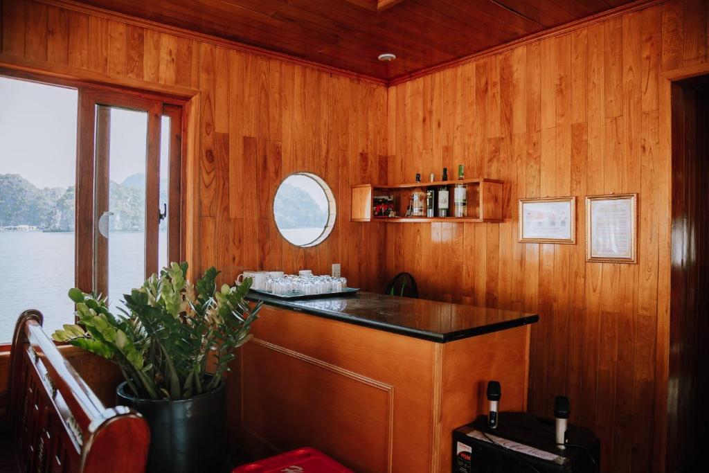 Lan Ha Bay Cruise 2Days 1Night From Cat Ba Island