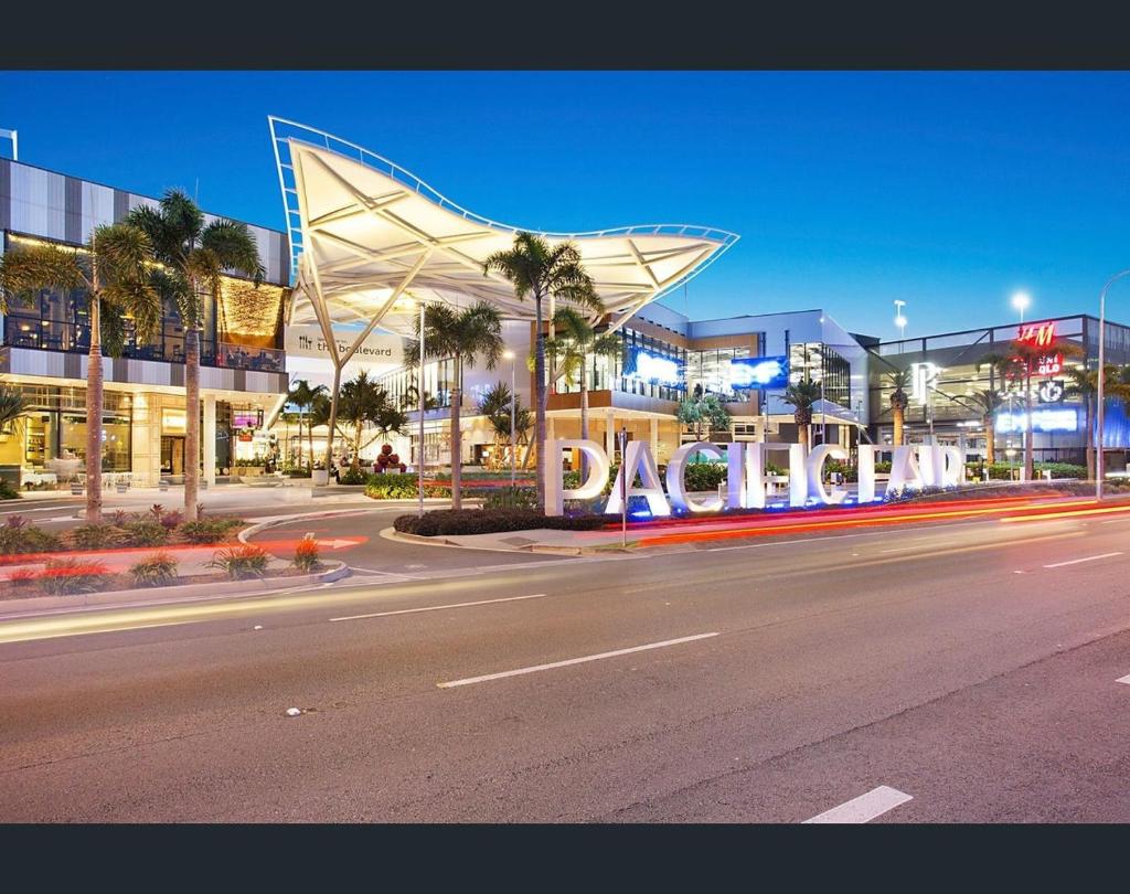 Broadbeach 806 - Tap to explore photos