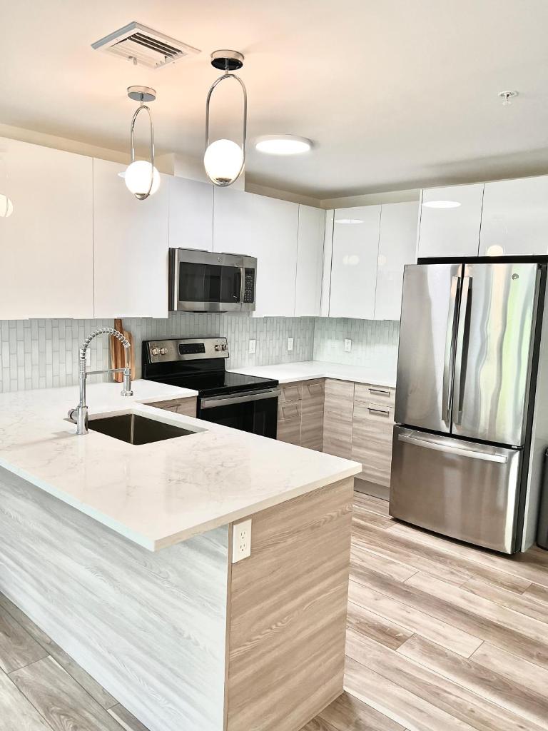 Luxury 2 Bed Apartment in Quincy image