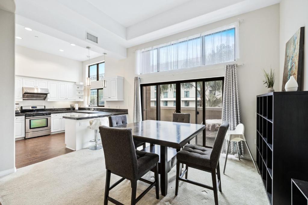 Ultimate LA Vacation 2BR w Pool Above Shops image