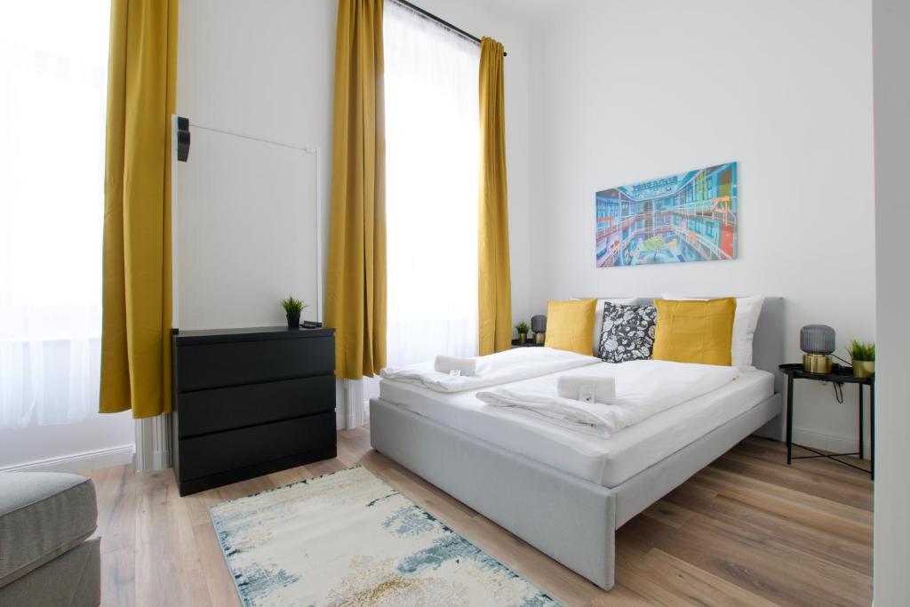 Standard Apartment by Hi5- Rakoczi Studio