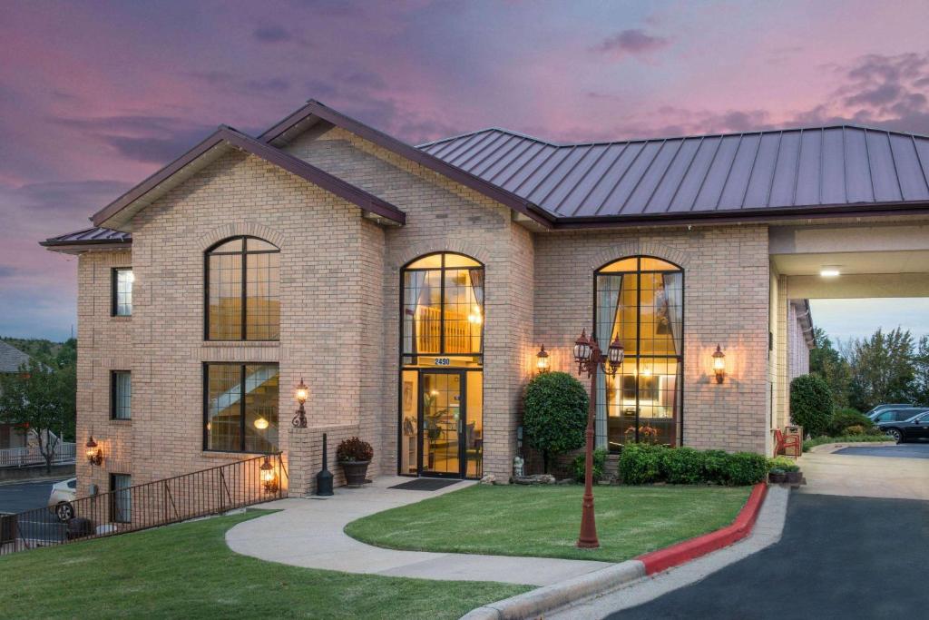 Super 8 by Wyndham Branson/Andy Williams Theater image