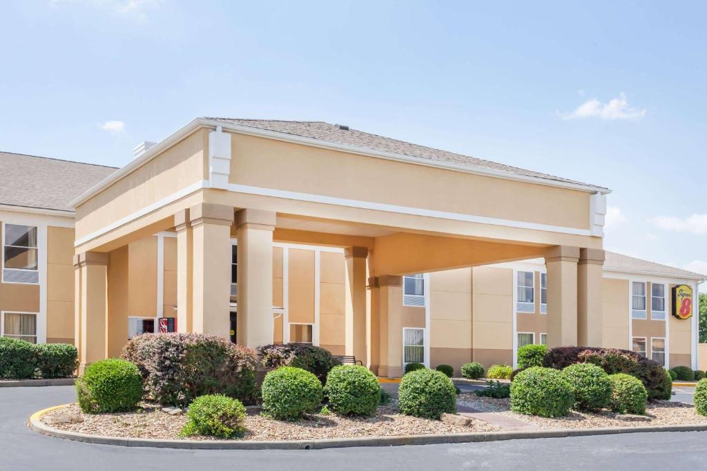 Super 8 by Wyndham Evansville North image