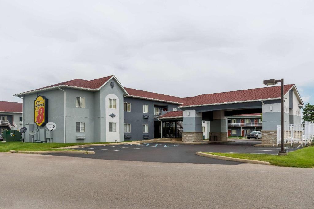 Super 8 by Wyndham Indianapolis/NE/Castleton Area image