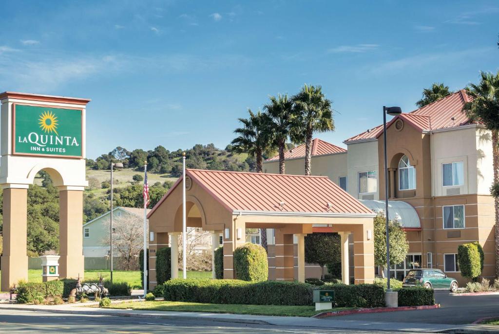 La Quinta Inn & Suites by Wyndham Fairfield - Napa Valley image