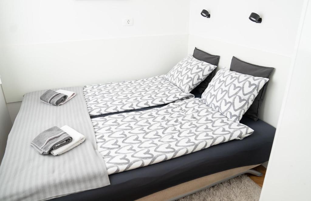 Casa de Dinca, 2BDR, 2BATHR, big balcony, free parking zone - Tap to explore photos