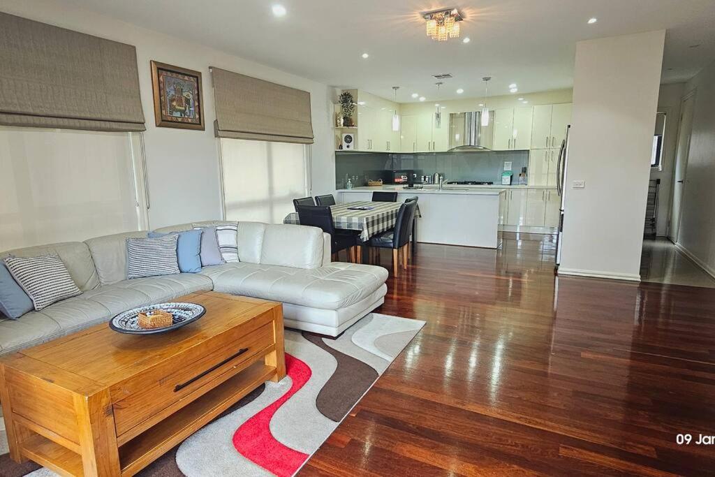 Four Bedroom Modern house in Glen Waverley photo 1