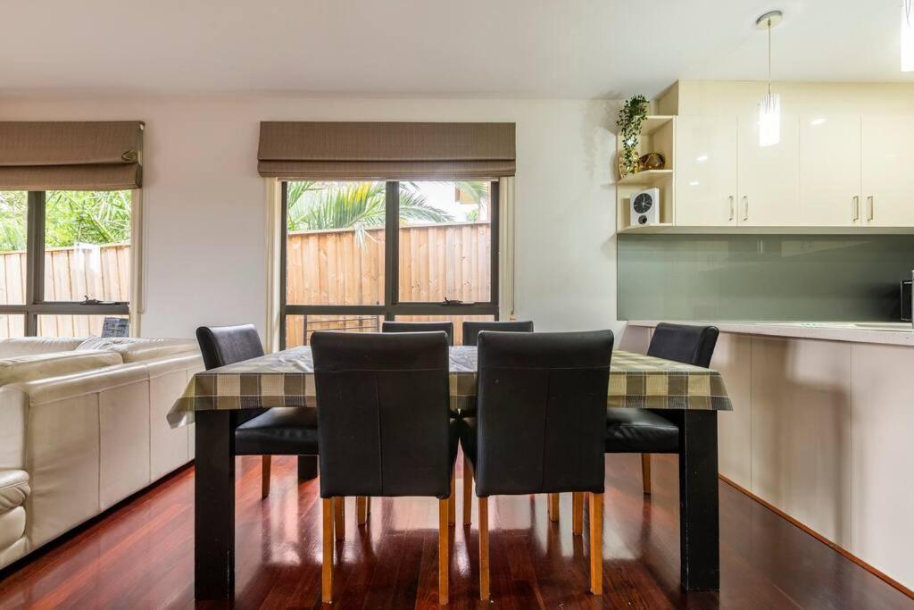 Four Bedroom Modern house in Glen Waverley photo 2