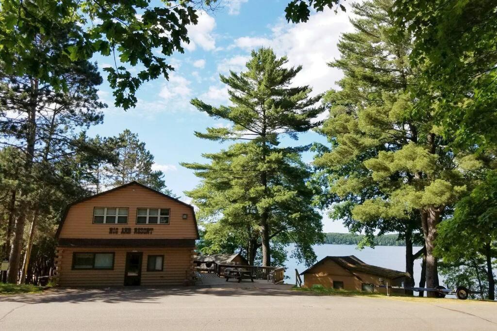 Super spacious, lakefront, beautiful, king beds - Northern image