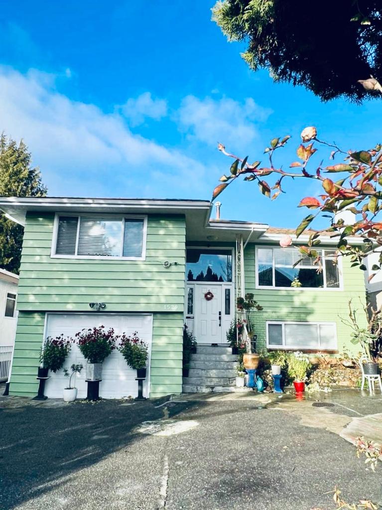 2BR 1BA Garden View Guest Suite - King-size Bed - Free Parking - Tap to explore photos
