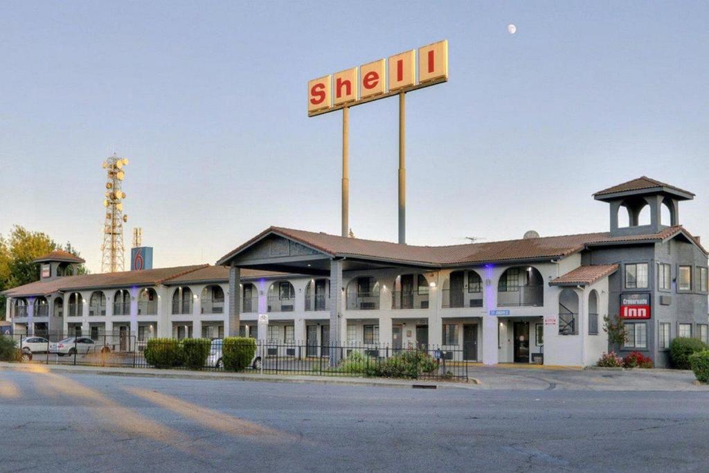 Crossroads Inn image
