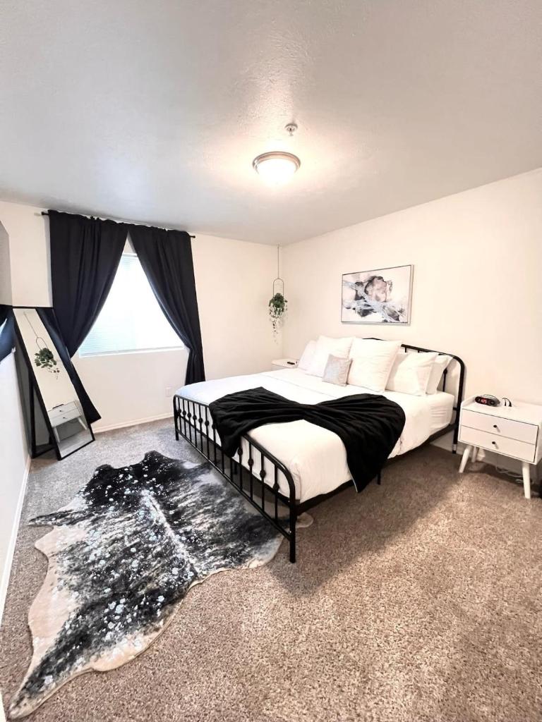 Modern & Stylish King bed WiFi image