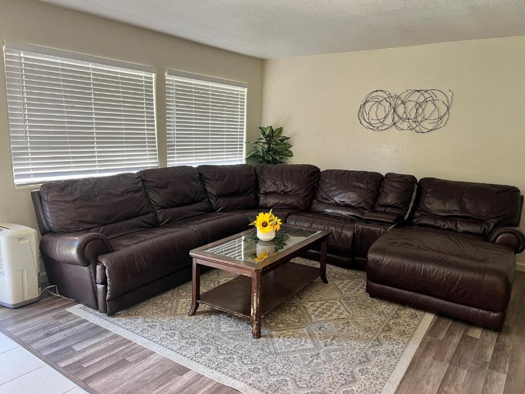 Peaceful 2bed,1bath condo with free parking all yours to enjoy image