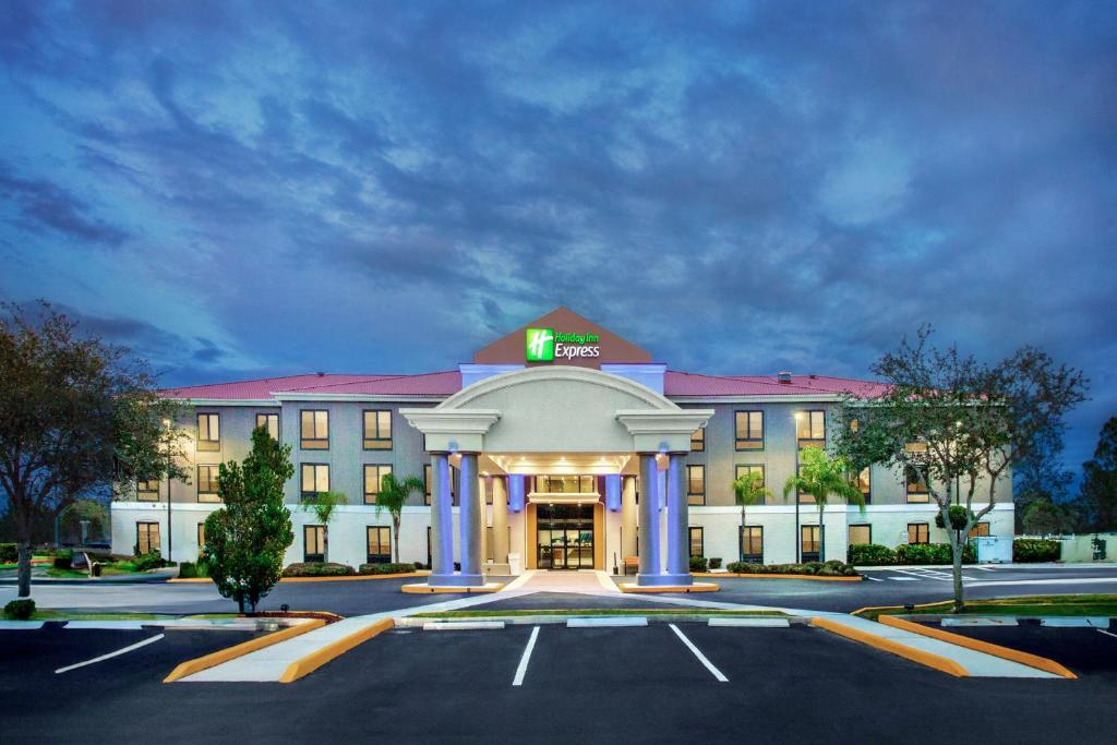 Holiday Inn Express Hotel & Suites Sebring, an IHG Hotel image