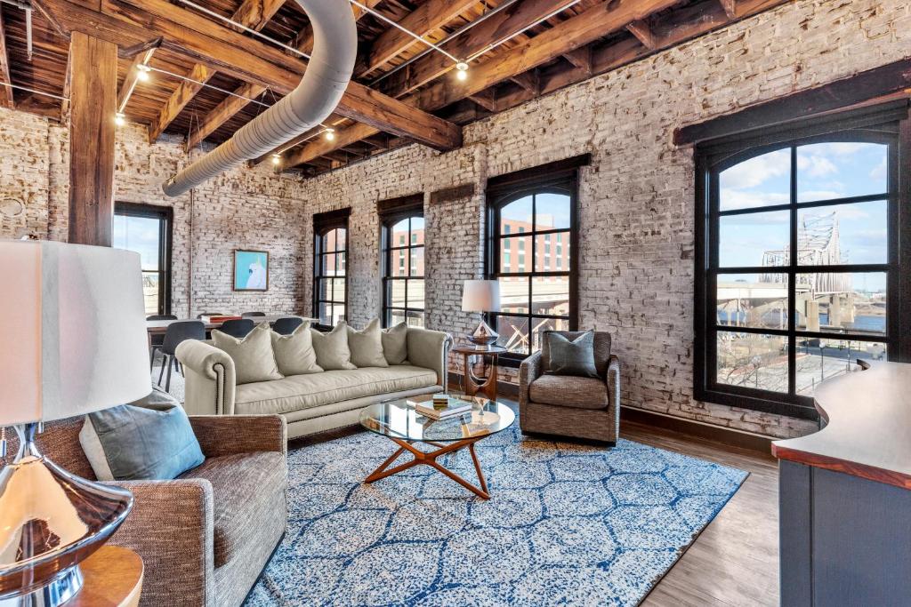 2BR Riverfront Loft-Gated Parking-P206 image