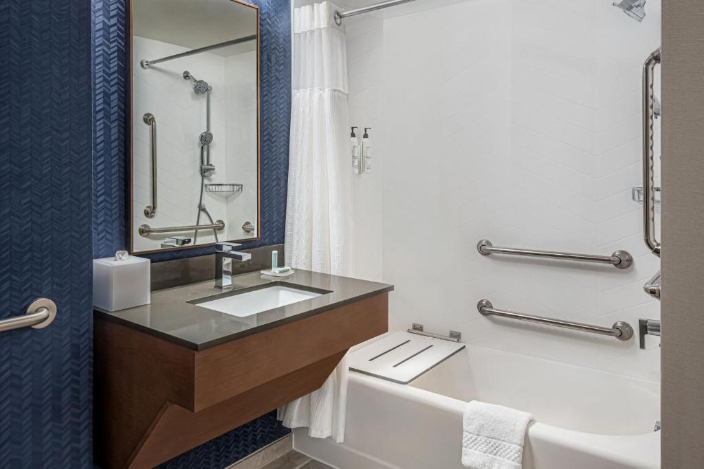 Fairfield Inn & Suites by Marriott Rome - Tap to explore photos