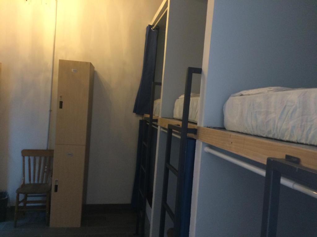Номер (Кровать в общем 8-местном номере для мужчин и женщин), Capsule Hostel