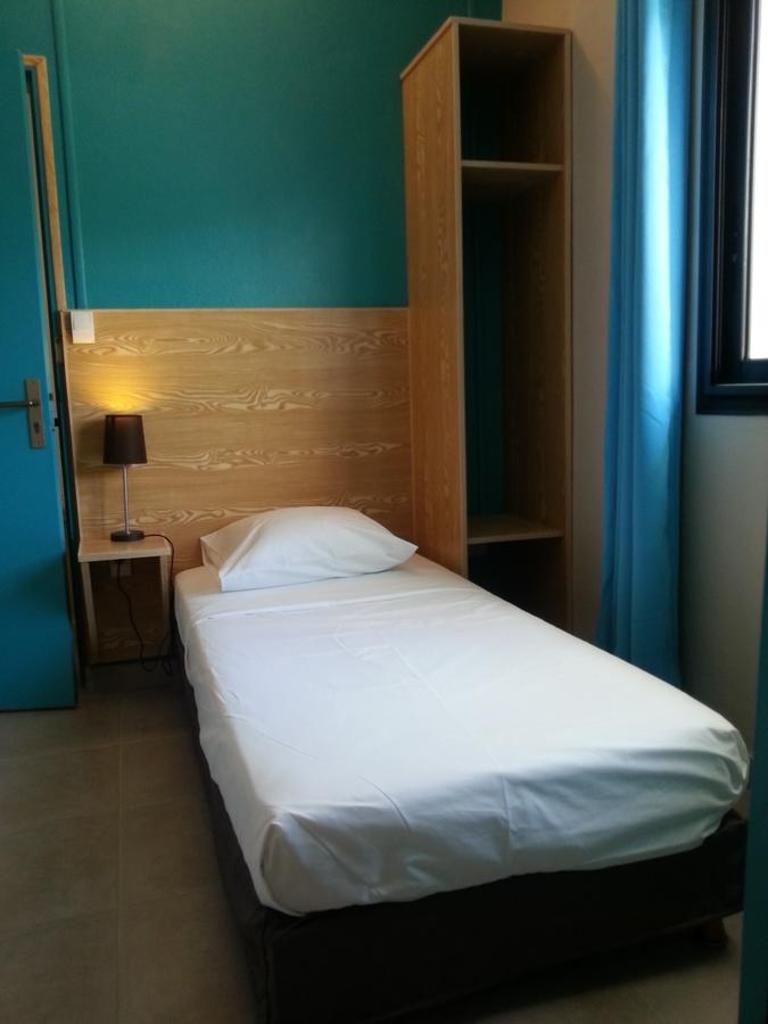 L'ANNEXE 66 , Saint Denis Centre Ville , à 200 m de la Rue Piétonne , du Petit Marché et du Leader Price , sur une rue calme, PARKING GRATUIT sur la rue photo 3