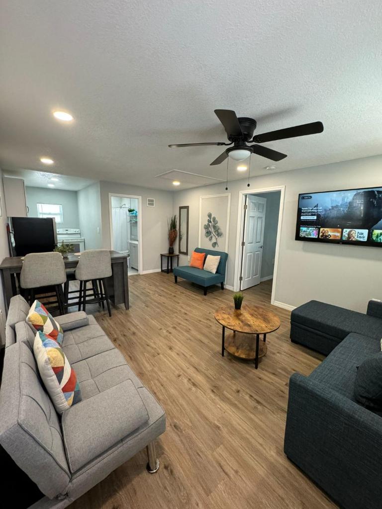 Lovely unit central location image