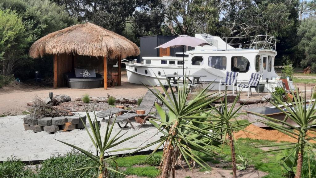 Shipwrecked Oasis Ocean Bay Getaway PL