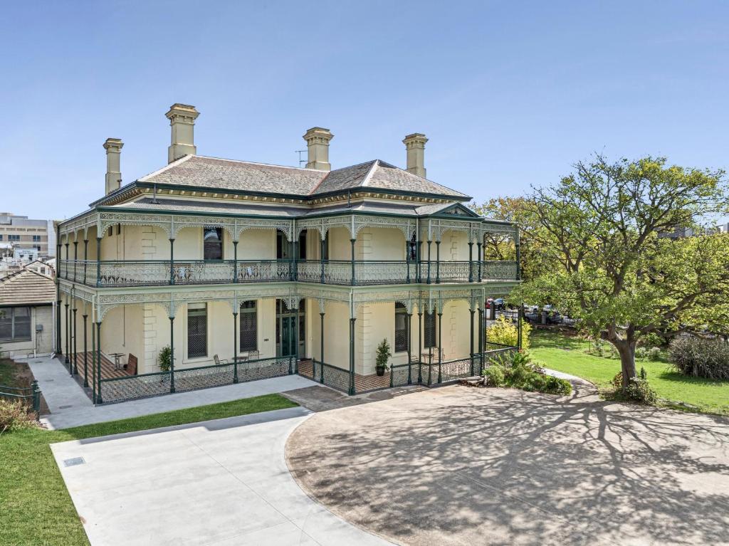 Myers Manor I Geelong CBD photo 2
