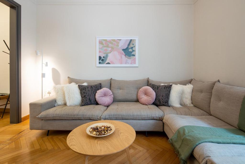 Meadows - Luxury 3-Bedroom Apt in Athens - Tap to explore photos