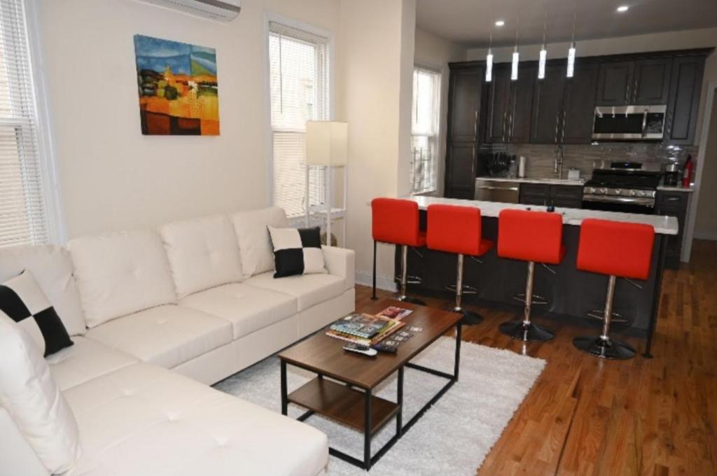 OoohLaLa! 2 Beds and 2 Full Baths w/Free Parking image