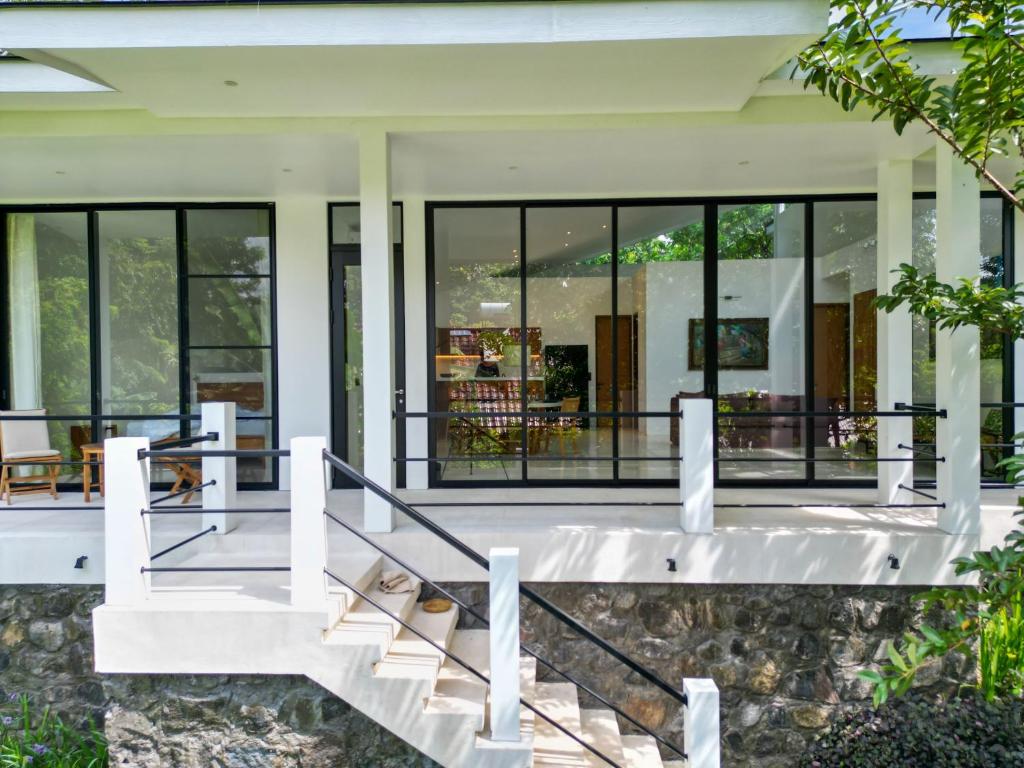 New 3 BR Jungle Villa in gated community photo 2