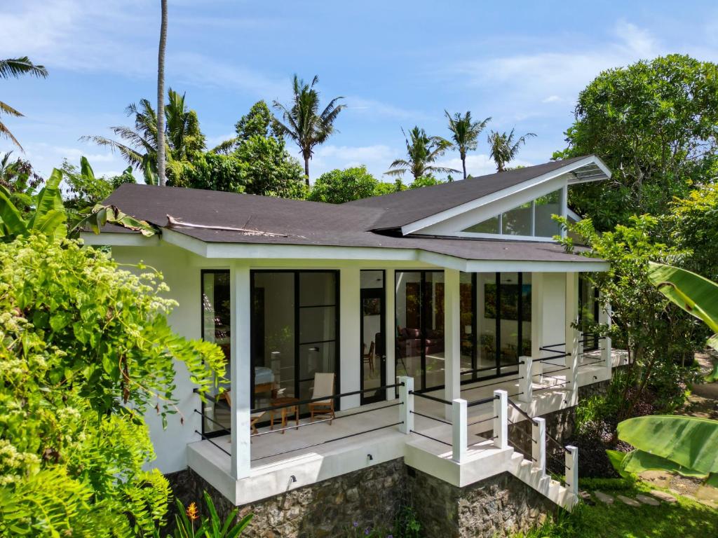 New 3 BR Jungle Villa in gated community photo 1