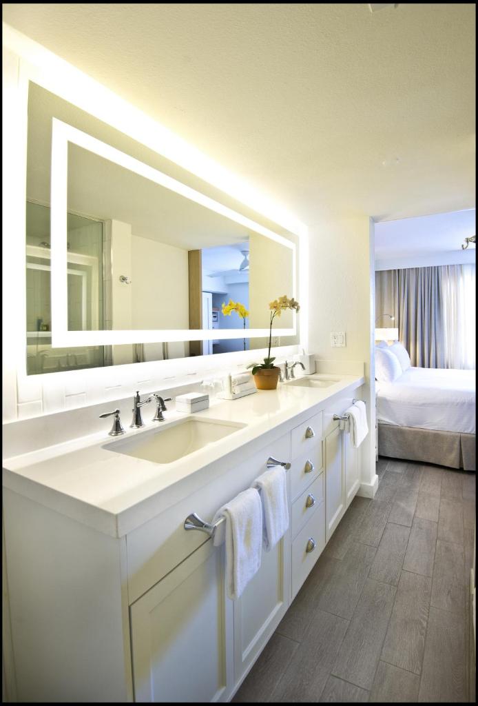 Beach House Suites by the Don CeSar - Tap to explore photos