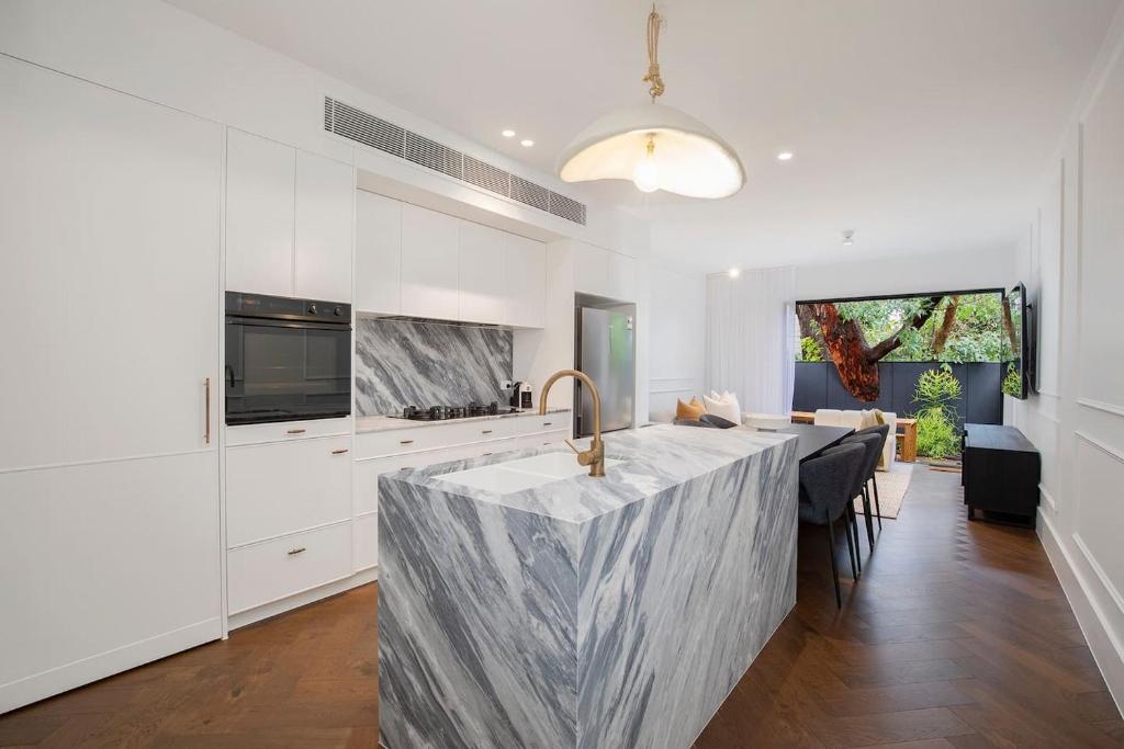 The Cloudscape - Cosy, Modern, and Chic Designer Pad photo 1