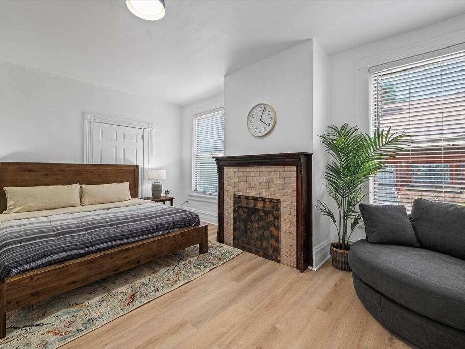 Shadyside, Central !4 Stylish and Central Studio With Free Parking image