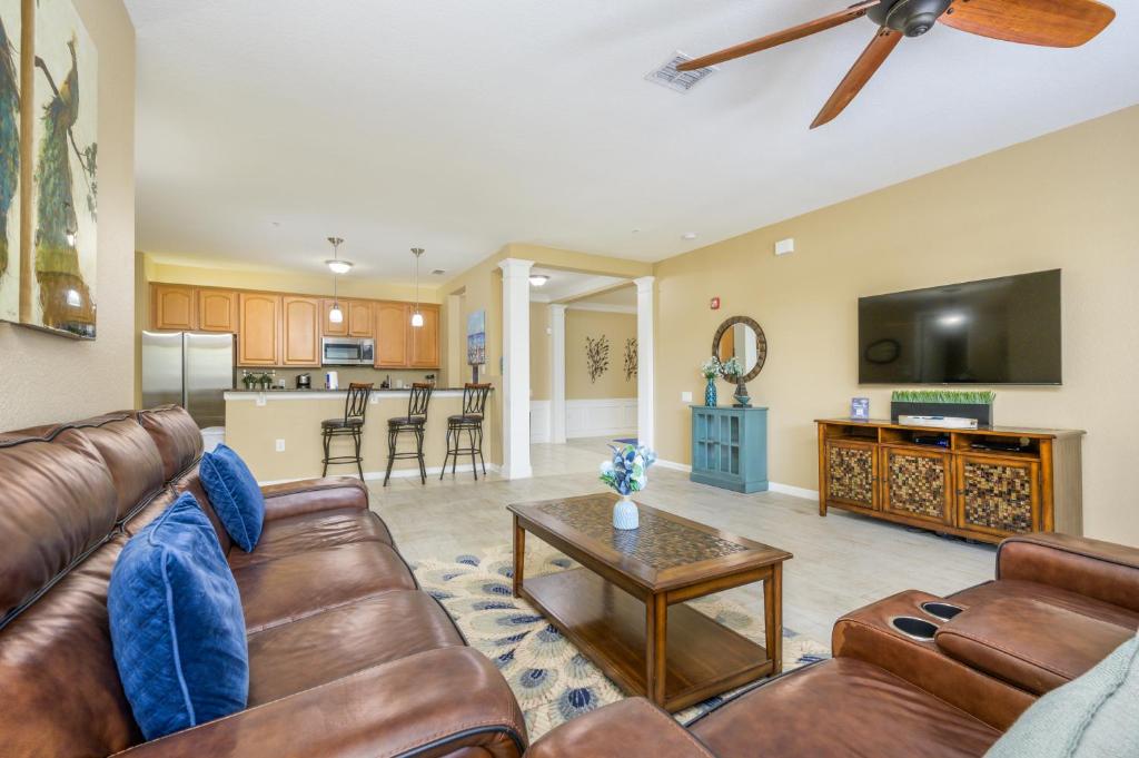 Premium Lake View Condo , Vista Cay - 1007 image