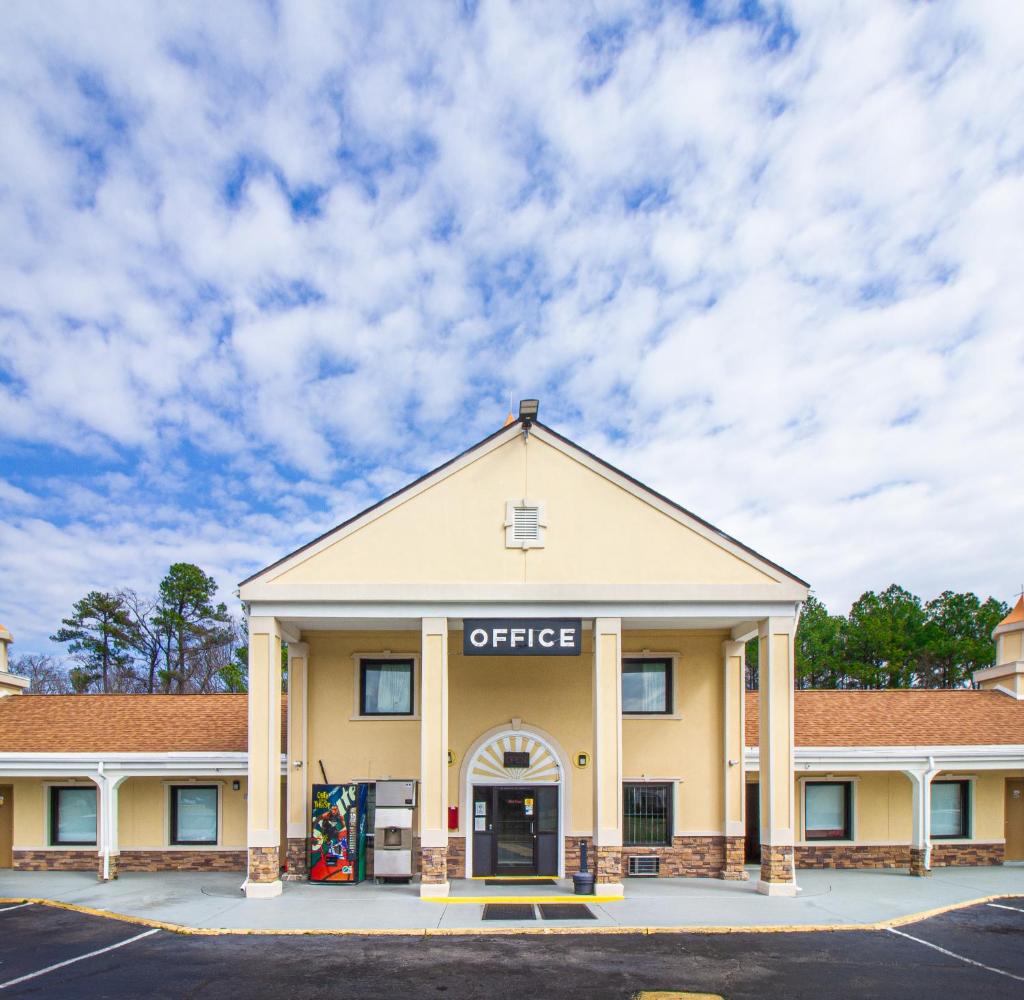 WHITEHOUSE MOTEL image