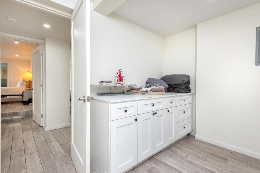 Hollywood Glamour 2BR Home with Sparkling Jacuzzi image