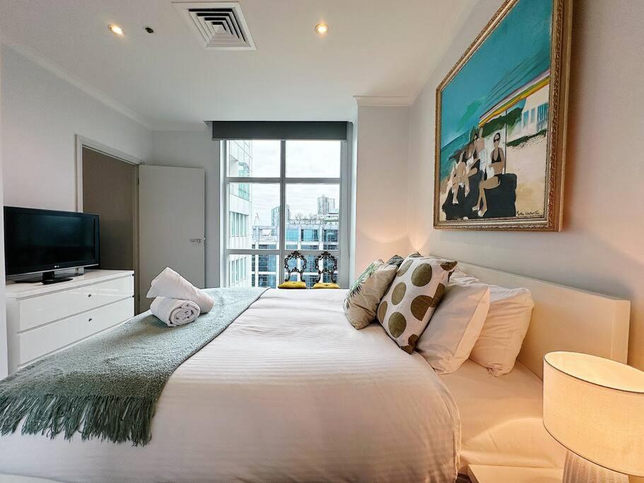 Aspire CBD One Bedroom with Indoor Pool & Parking Available