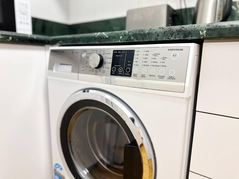 Aspire CBD One Bedroom with Indoor Pool & Parking Available photo 1