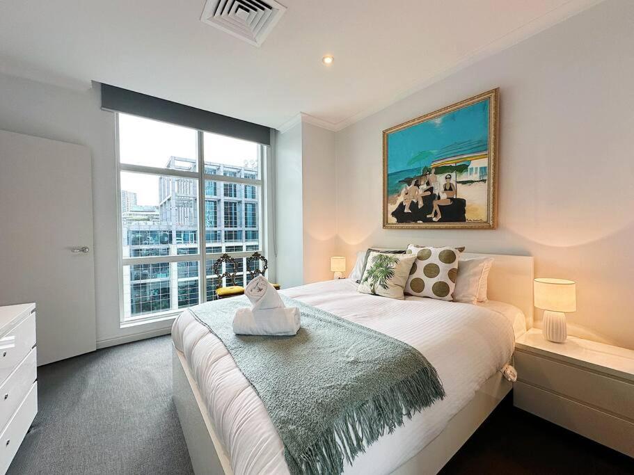 Aspire CBD One Bedroom with Indoor Pool & Parking Available photo 2