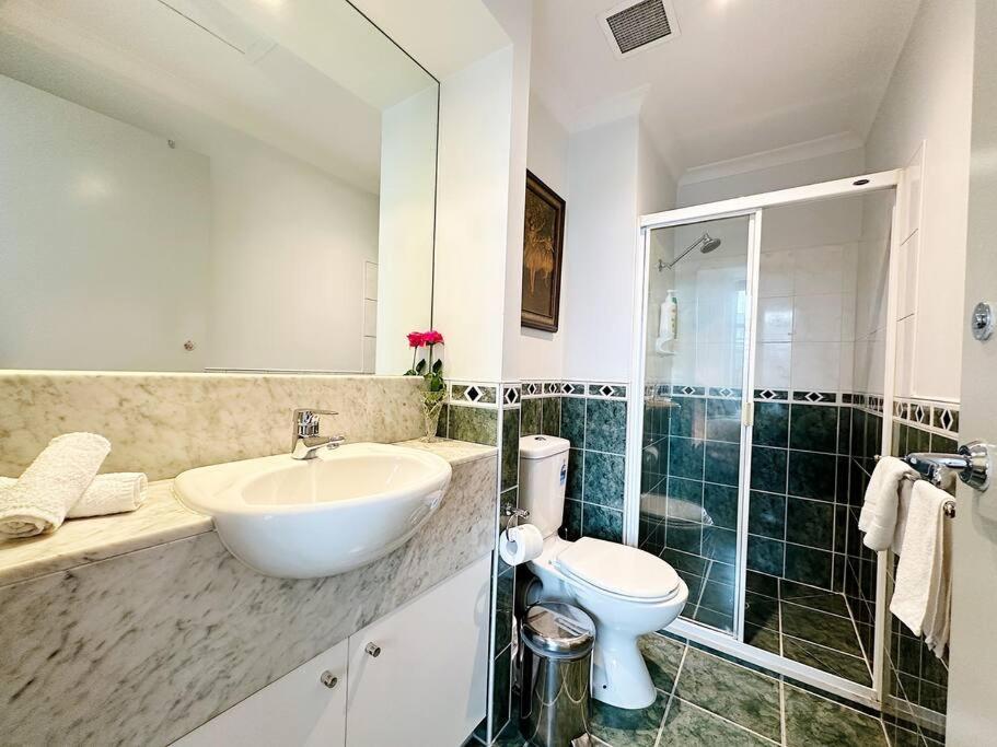 Aspire CBD One Bedroom with Indoor Pool & Parking Available photo 3