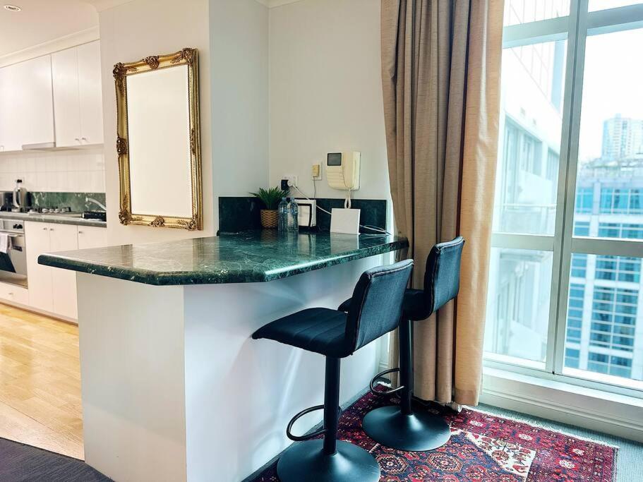 Aspire CBD One Bedroom with Indoor Pool & Parking Available photo 4