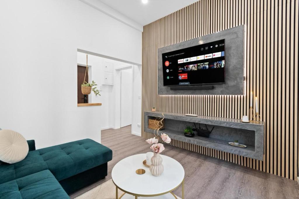'Old Town Spa' Apartment - Tap to explore photos